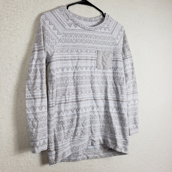 3/$15 La hearts cute aztec sweater size small - Picture 2 of 7